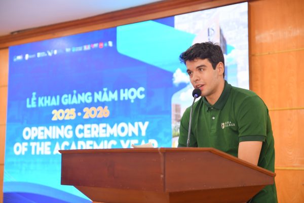 Tân sinh viên Antonio Panibratchenko