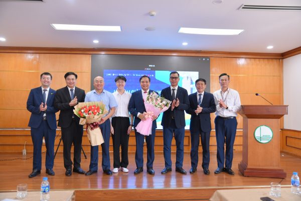 Tân sinh viên tặng hoa thầy cô