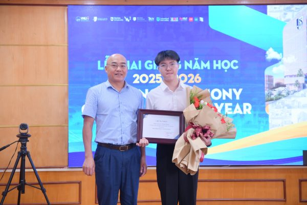 Trao chứng nhận cho thủ khoa đầu vào