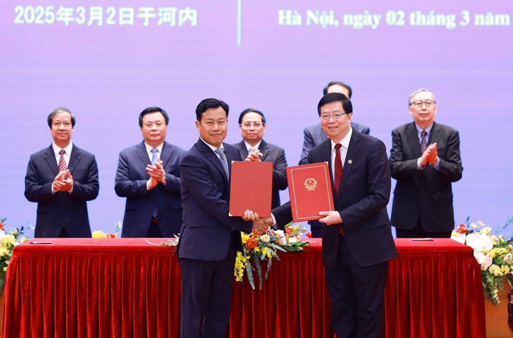 ĐHQGHN ký kết với Đại học Thanh Hoa, Trung Quốc
