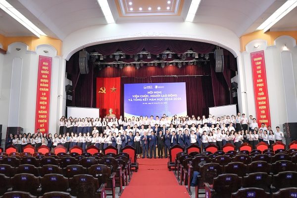 Tập thể cán bộ, giảng viên Trường Quốc tế