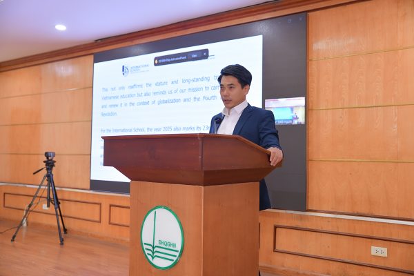 TS. Tạ Huy Hùng phát biểu