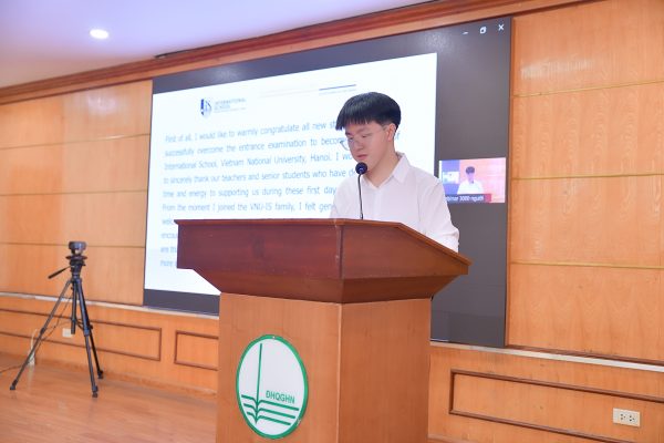 Thủ khoa Lê Đình Hùng phát biểu