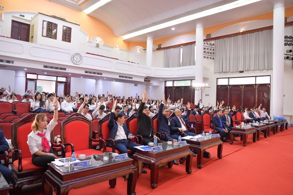 Cán bộ, giảng viên tham dự hội nghị