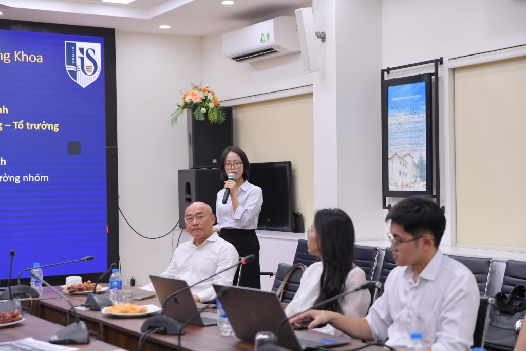 Giảng viên giới thiệu chương trình