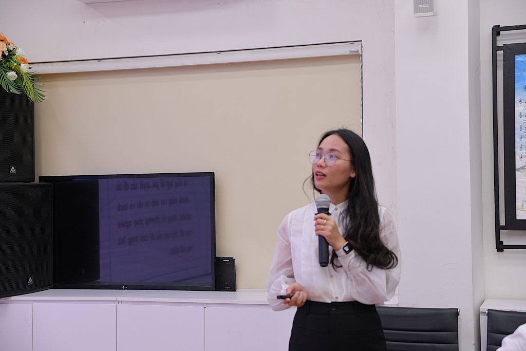 Học viên lắng nghe