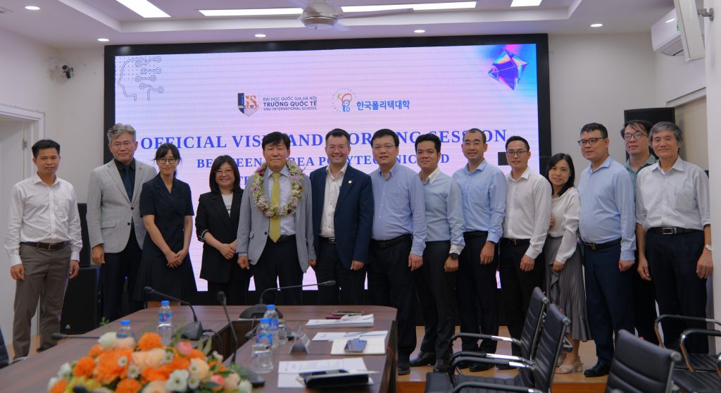 Đại diện hai đơn vị chụp ảnh lưu niệm