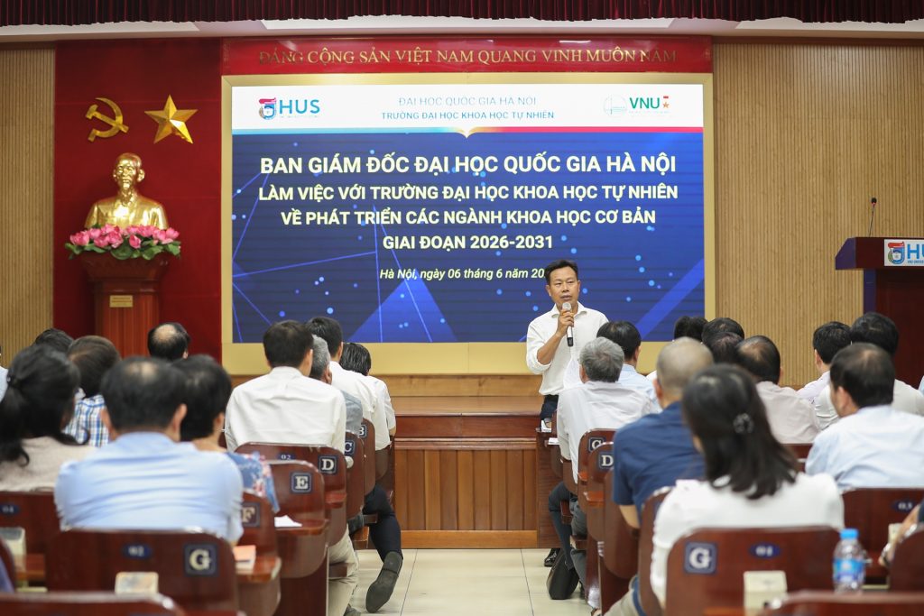 Ban Giám đốc ĐHQGHN làm việc về phát triển khoa học cơ bản