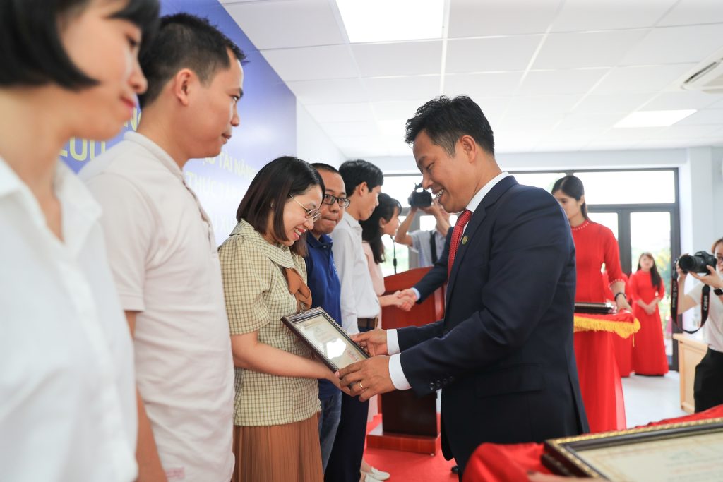 ĐHQGHN trao học bổng tài năng trẻ