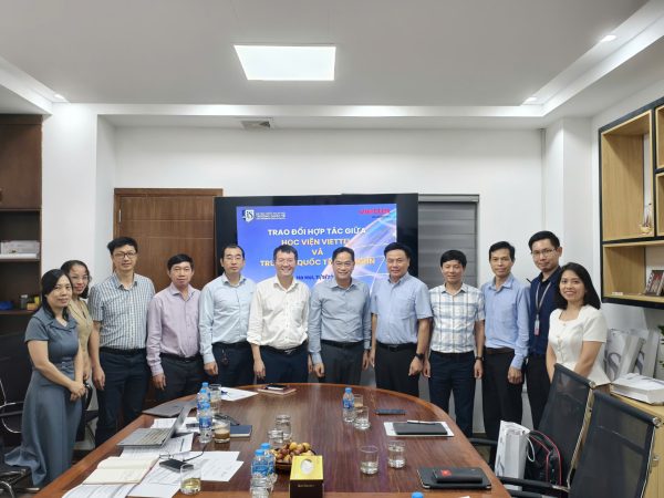 Đại diện hai đơn vị chụp ảnh lưu niệm