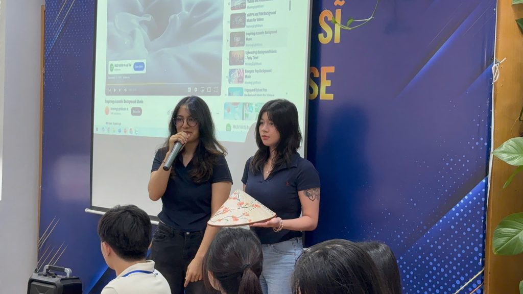 Sinh viên Singapore trang trí nón lá
