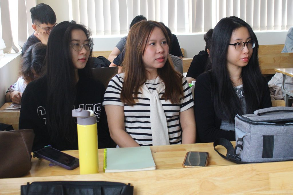 [Hình ảnh sinh viên trong giờ học]