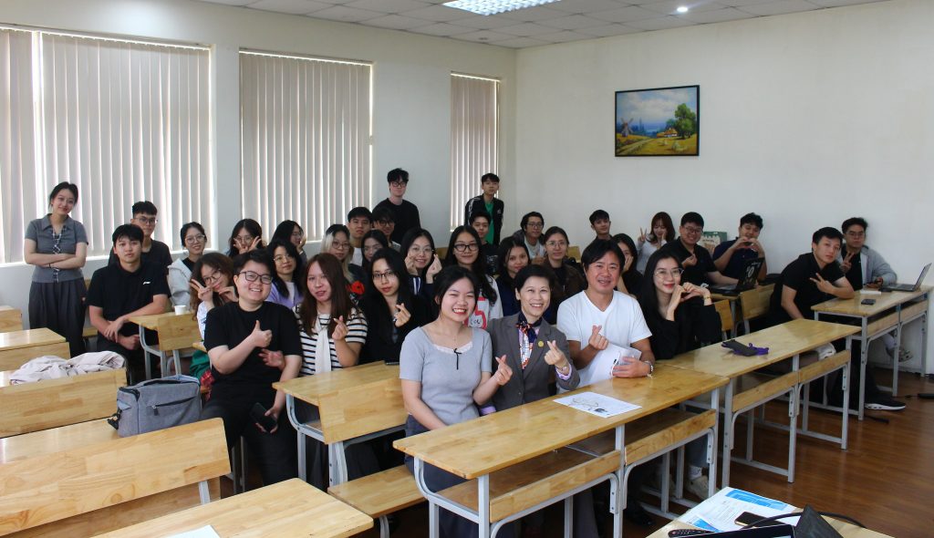 [Hình ảnh diễn giả chụp ảnh cùng sinh viên]