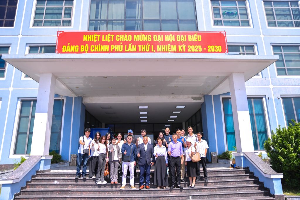 Giảng viên và học viên trao đổi