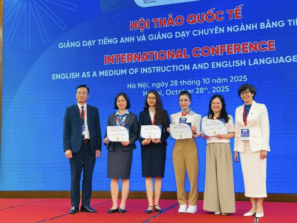 Giảng viên và sinh viên tại hội thảo