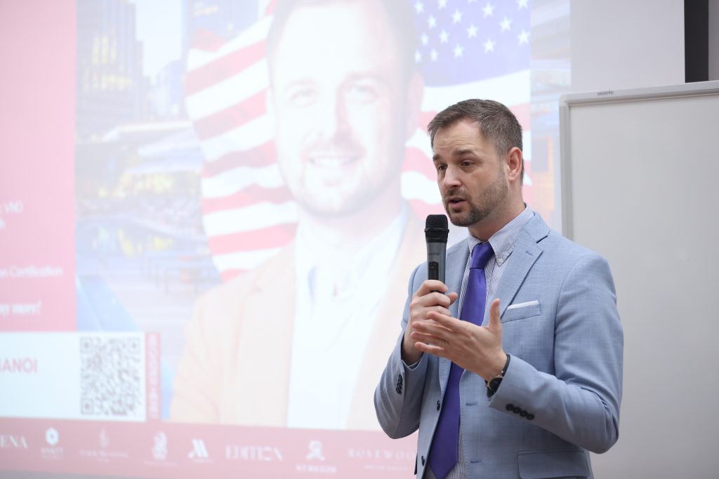 Ông Adam Bozsoki đang chia sẻ