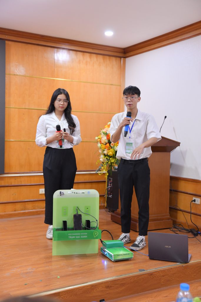 Sinh viên trình bày dự án