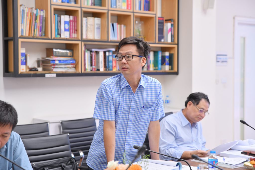 Người tham dự đang xem sản phẩm