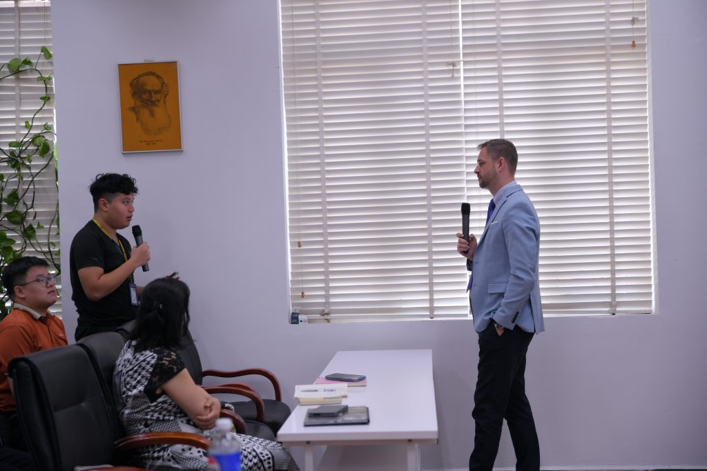 Sinh viên đặt câu hỏi