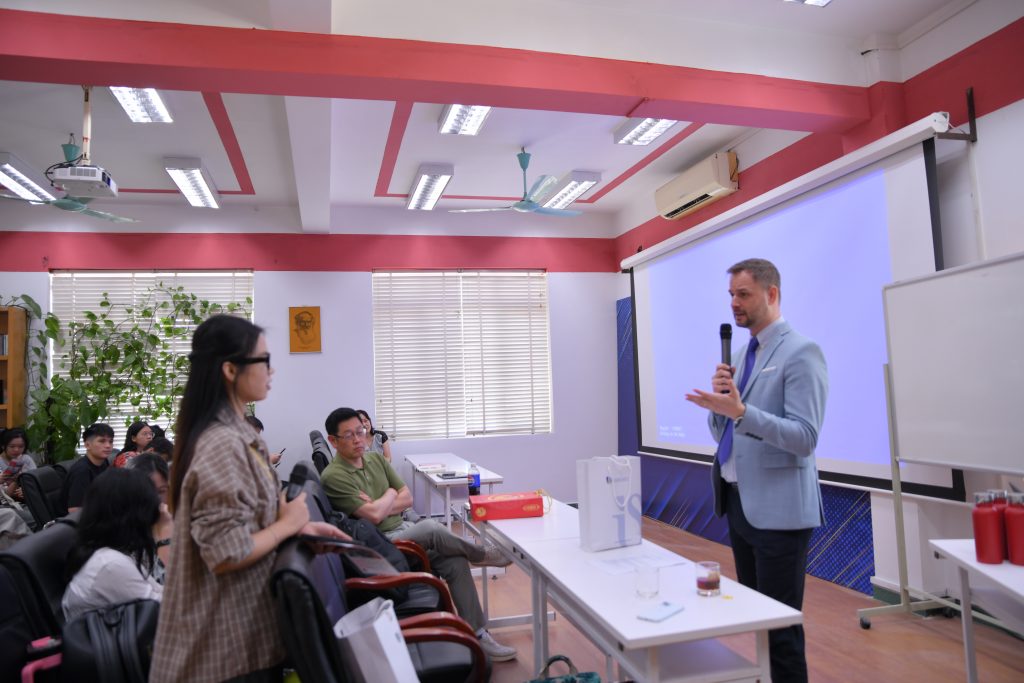 Sinh viên trao đổi với diễn giả