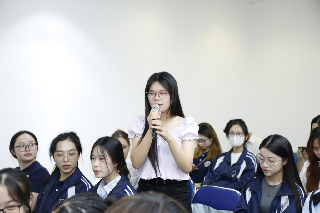 Sinh viên đặt câu hỏi