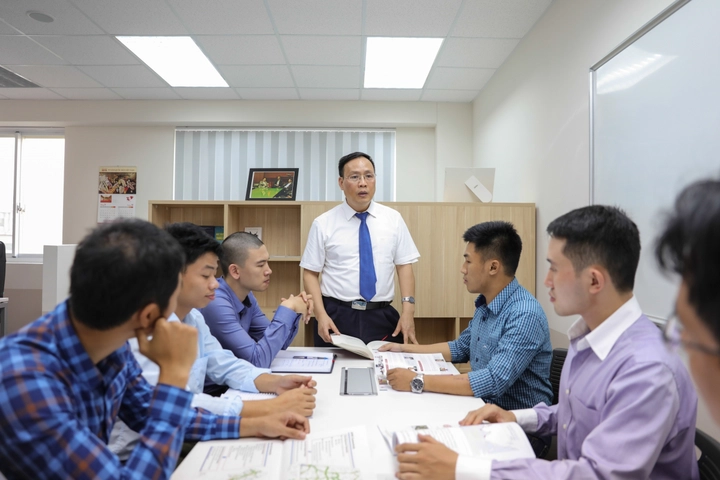 GS.TSKH Nguyễn Đình Đức giảng dạy