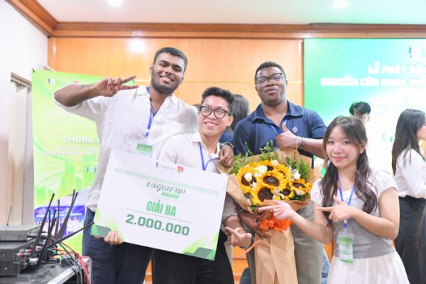 Nhóm Helio nhận giải