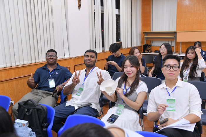 Nhóm sinh viên dự án Helio