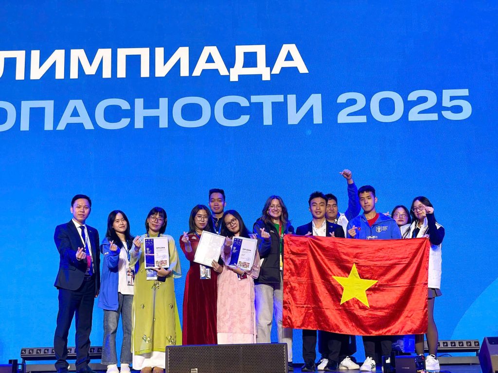 Bùi Yến Nhi trong tà áo dài đỏ