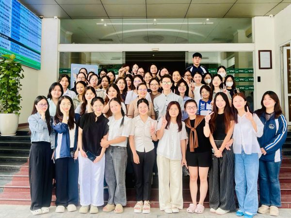 Diễn giả chụp ảnh lưu niệm