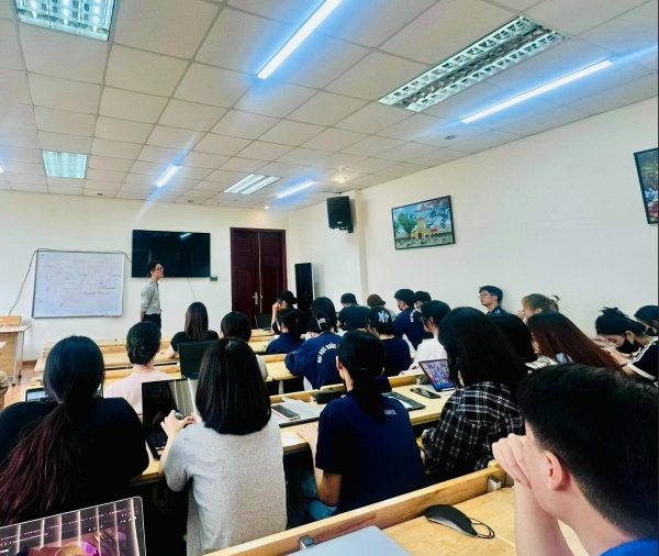 Sinh viên tham gia buổi học