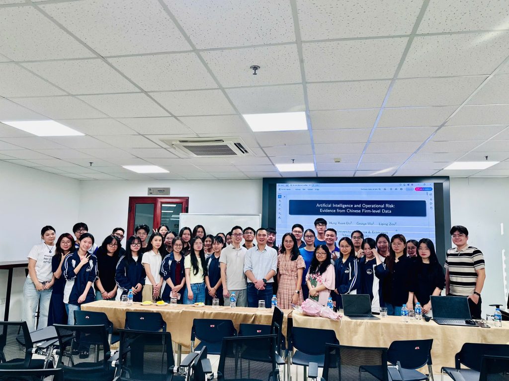 Diễn giả chụp ảnh lưu niệm cùng người tham dự