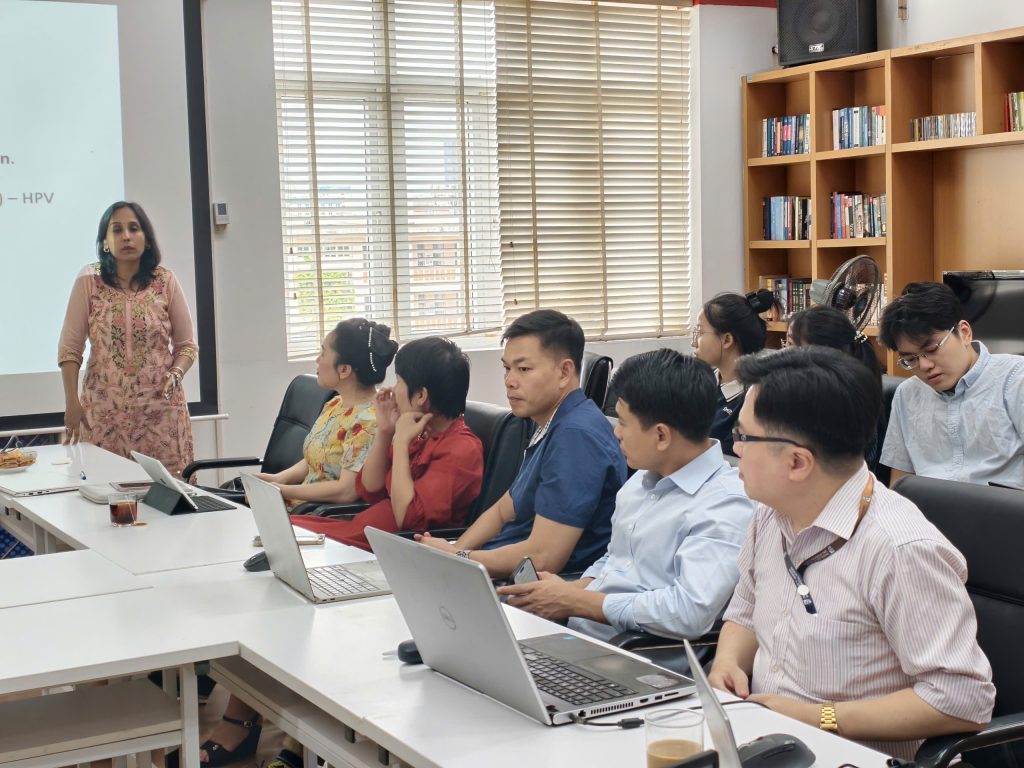 Sinh viên và giảng viên tham dự hội thảo