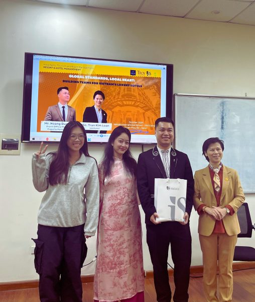 Giảng viên và sinh viên trao quà