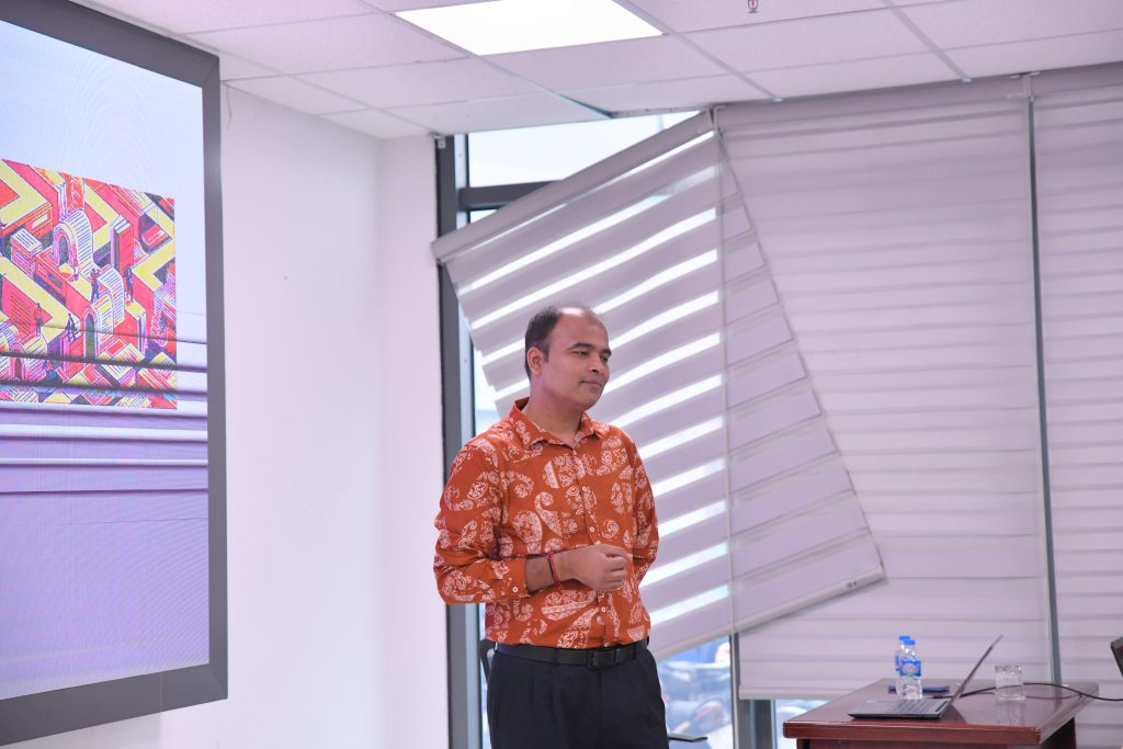 Professor Mohit Yadav đang trình bày