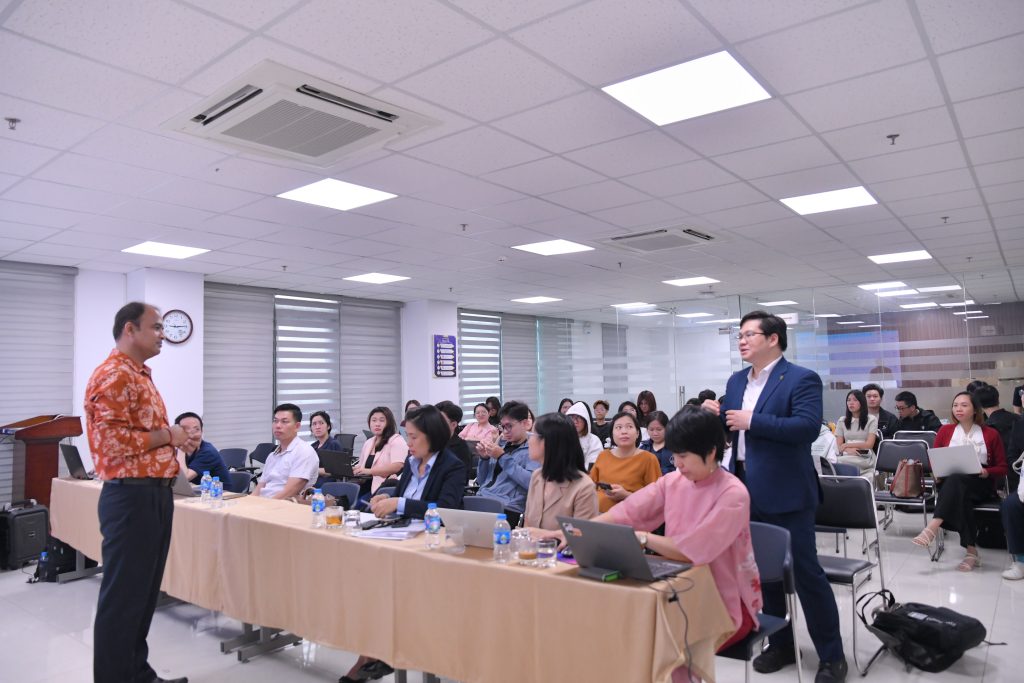 Khán giả tham dự hội thảo tại VNU-IS