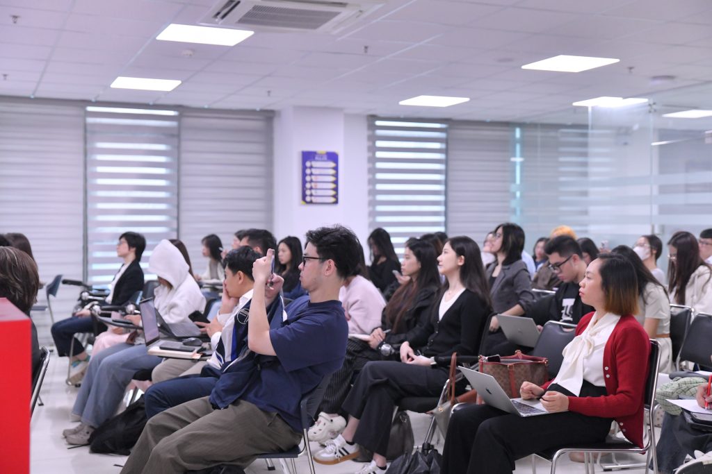 Giáo sư Yadav tương tác với khán giả