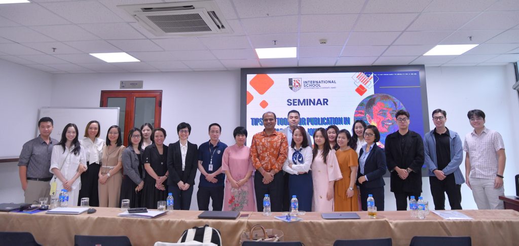 Giảng viên và sinh viên VNU-IS tại hội thảo