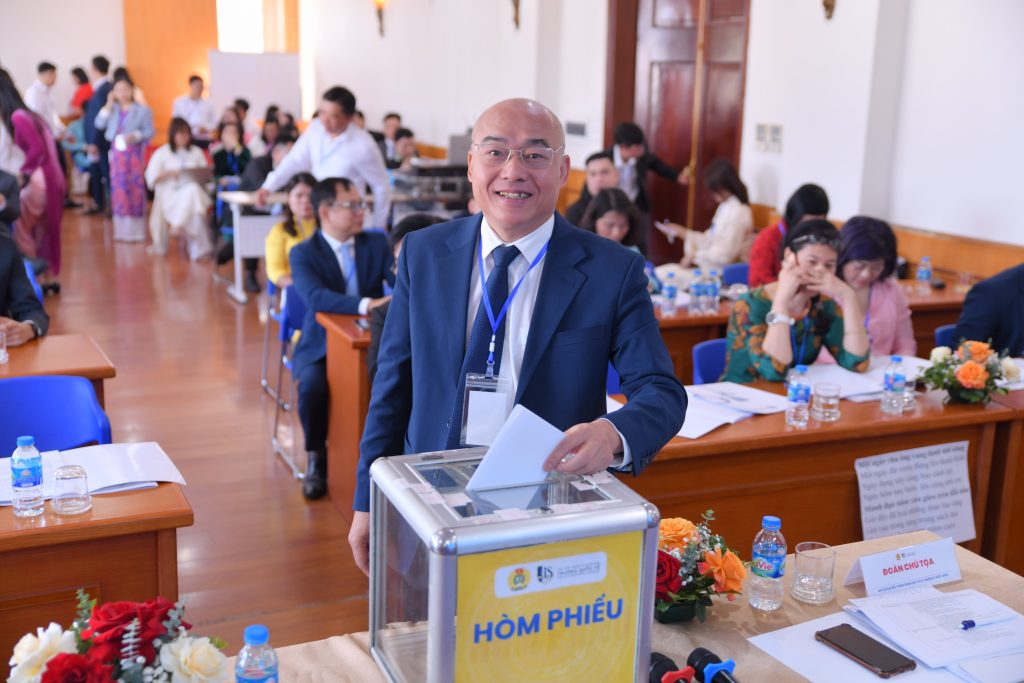 Đại biểu bỏ phiếu bầu cử