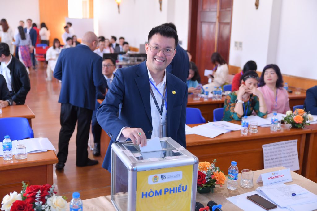 Đại biểu bỏ phiếu tại hòm phiếu