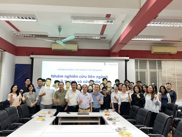 Các thành viên của nhóm chụp ảnh lưu niệm