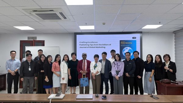 Diễn giả chụp ảnh lưu niệm