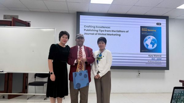 Trao quà lưu niệm cho GS.TS. Ajay K. Manrai