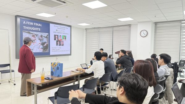 GS.TS. Ajay K. Manrai trình bày