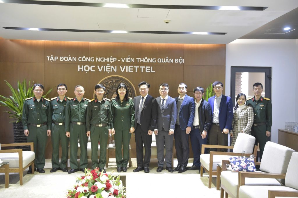 [Hình ảnh cán bộ Trường Quốc tế chụp ảnh lưu niệm cùng cán bộ Học viện Viettel]