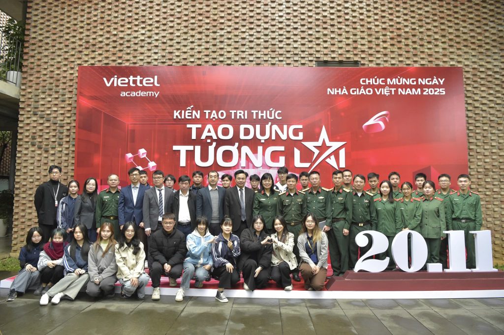 [Hình ảnh các sinh viên tham gia chương trình học chụp ảnh cùng thầy cô]