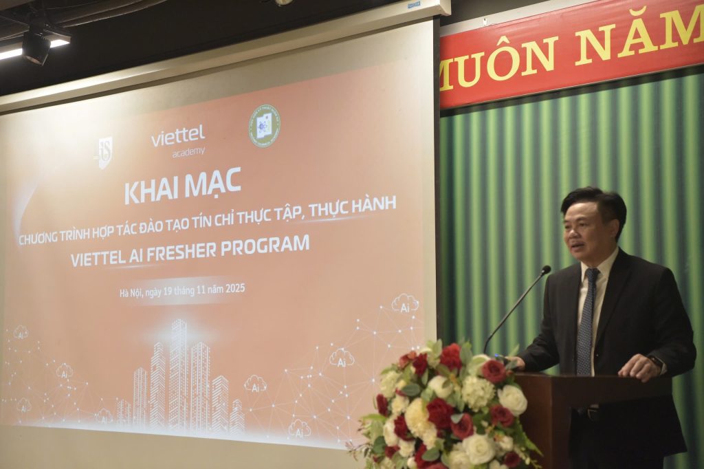 [Hình ảnh PGS.TS Nguyễn Văn Định phát biểu tại buổi khai giảng]