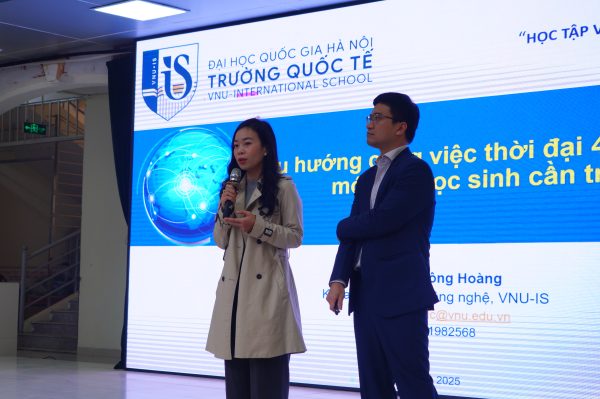 Học sinh THPT lắng nghe chia sẻ