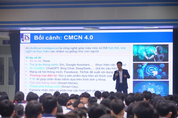 TS. Diêm Công Hoàng chia sẻ tại tọa đàm