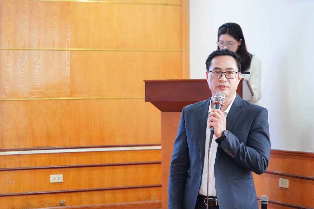 Đại diện phòng KHCN dặn dò sinh viên